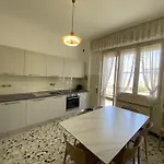 Ampio Vista Mare Per 6 Persone Apartmán
